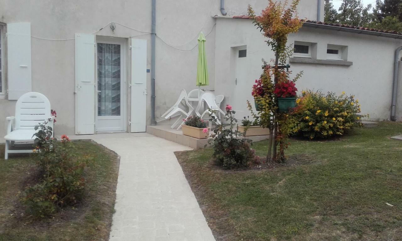 Gite Sur L'Estuaire De La Gironde Saint-Seurin-d'Uzet Exterior photo